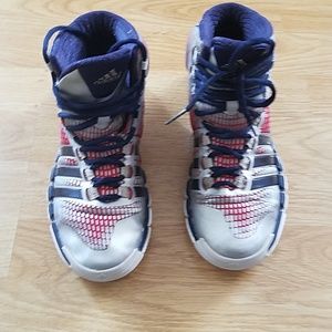 Boy's  basketball shoes, size  5.5